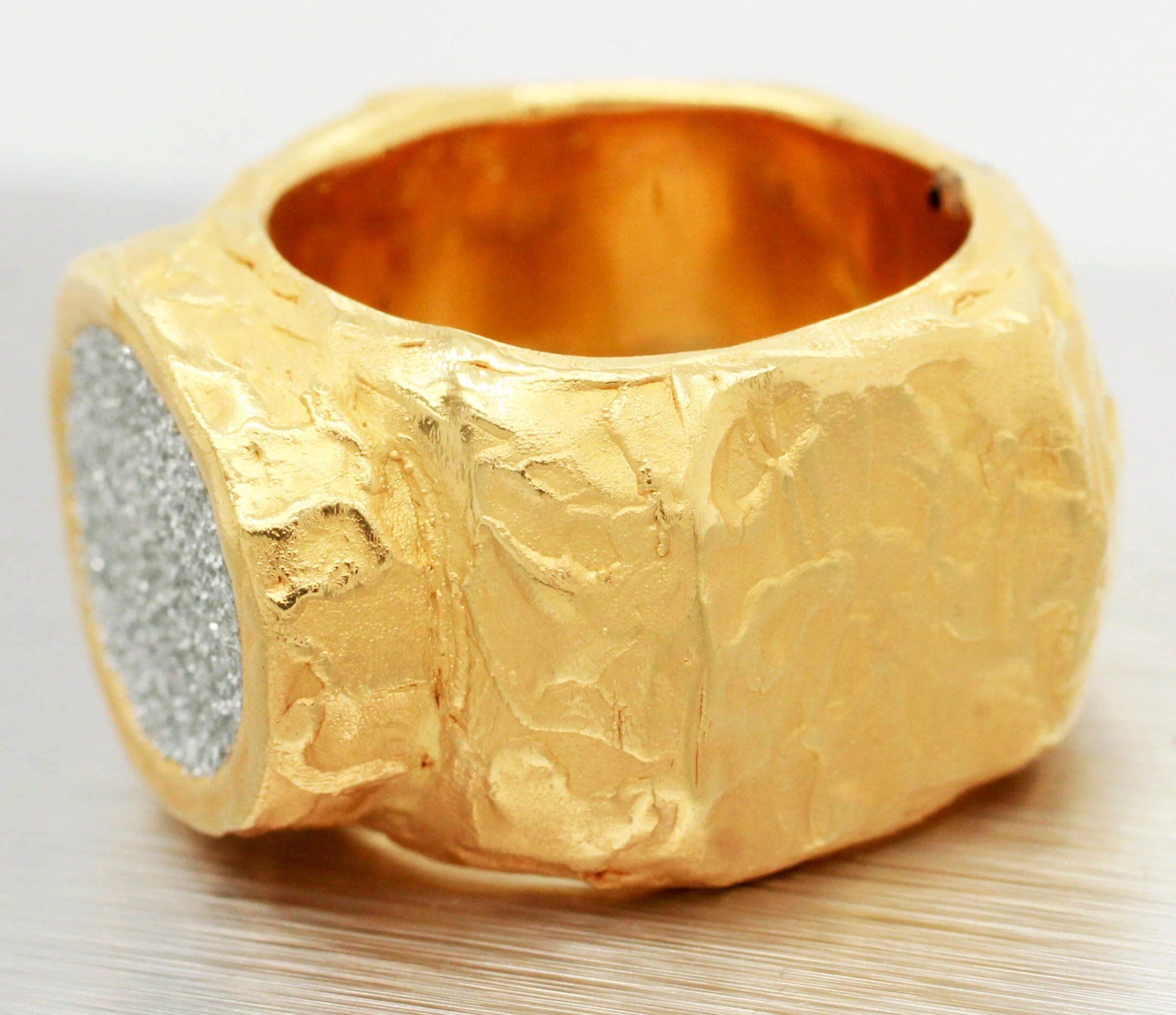 Vintage 18k Yellow Gold Hammered Band Ring - Brushed & Stardust Finish - Image 3