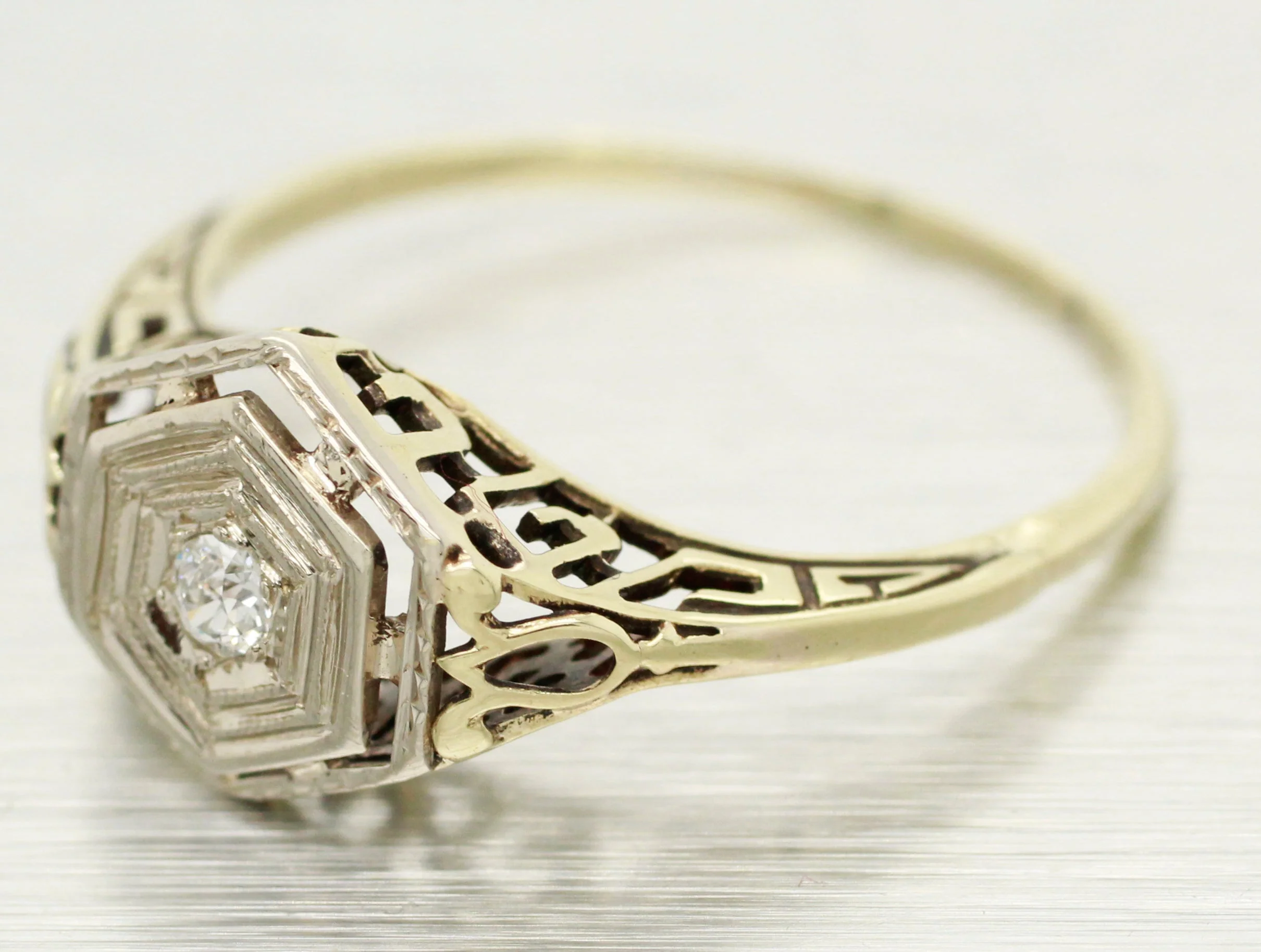 Antique Art Deco 0.05ct Diamond Hexagonal Filigree Band Ring - 14k Yellow Gold - Image 2