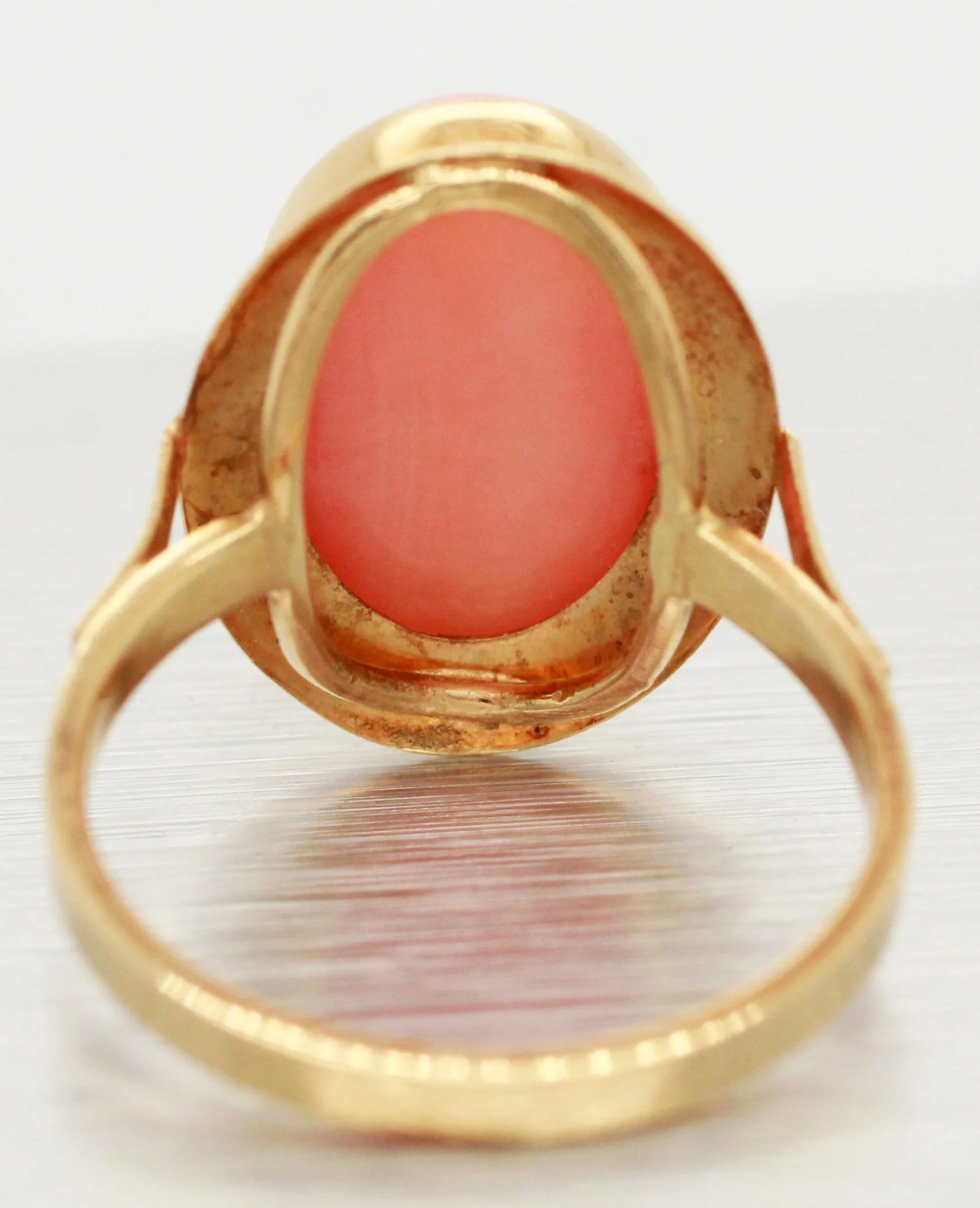 Vintage Angel Skin Coral Oval Cocktail Ring - 18k Yellow Gold - Size 5.75 - Image 5